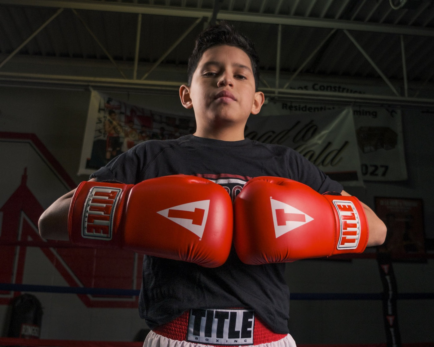 variant:red::TITLE Classic Super Bag Gloves 2.0 kid wearing gloves 