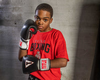 variant:black/white/red::TITLE Classic Leather Super Bag Gloves 2.0 kid hand on chin 