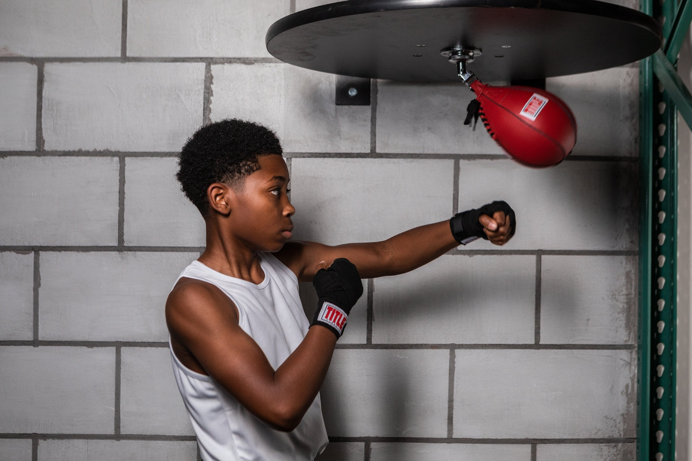 variant:lifestyle::TITLE Classic Speed Bag kid  hitting speed bag