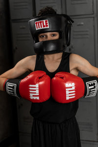 variant:lifestyle::TITLE Classic Face Protector Headgear 2.0 kid punching red gloves together 