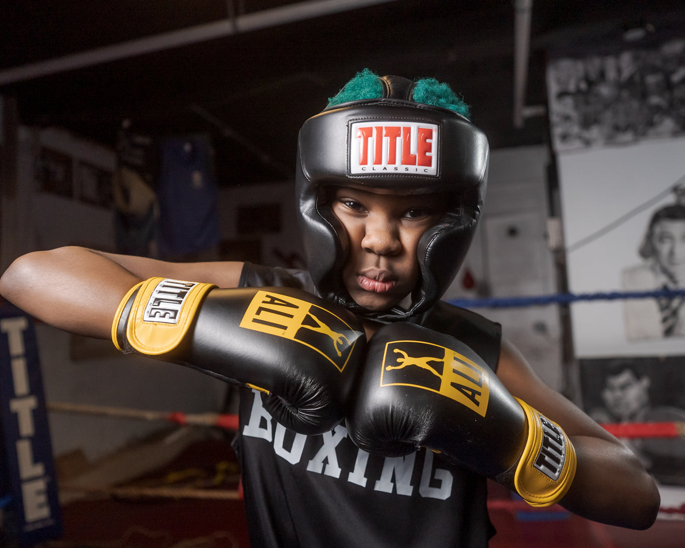 variant:lifestyle::TITLE Classic Hi-Performance Headgear 2.0 kid wearing yellow ALI gloves