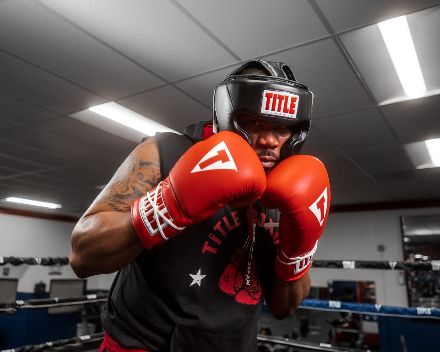 variant:lifestyle::TITLE Classic Hi-Performance Headgear 2.0 guy in ring with red gloves on 