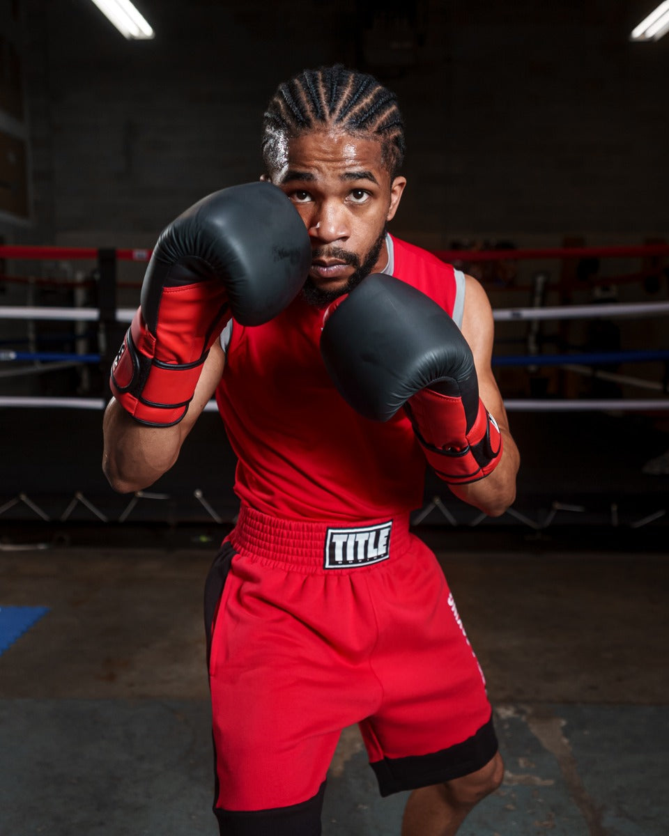variant:lifestyle::TITLE Boxing Guts and Glory Bag Gloves man posing with gloves