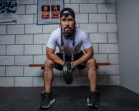 variant:lifestyle::TITLE Boxing Nylon Head Harness 2.0 man wearing harness