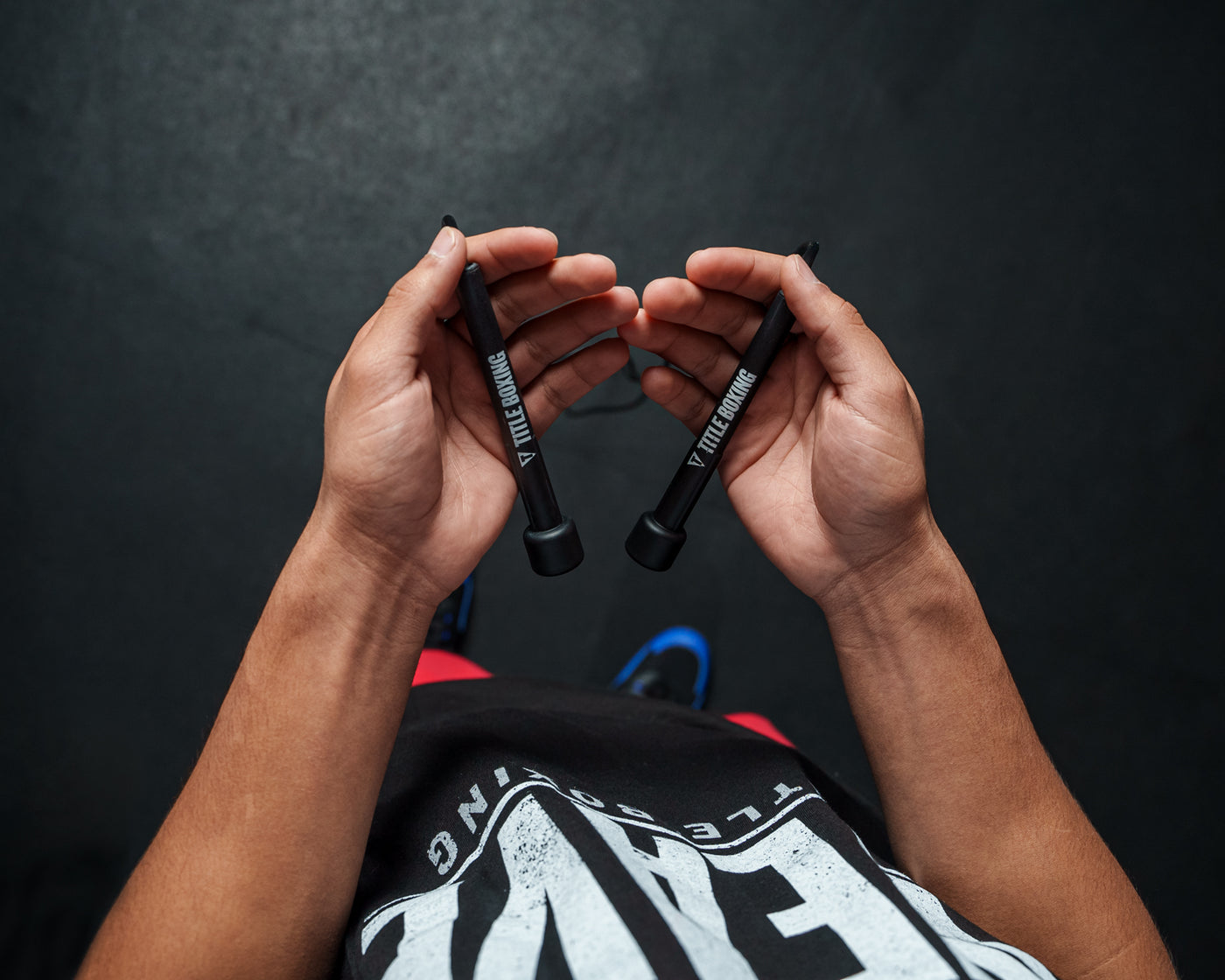 variant:lifestyle::TITLE Boxing Licorice Speed Rope 2.0 guy holding jump rope handles
