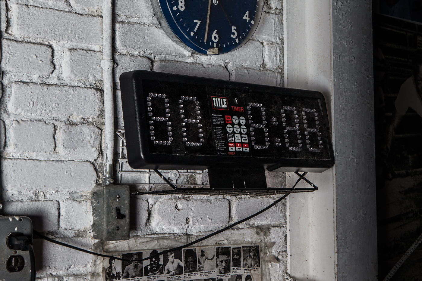 variant:lifestyle::TITLE Platinum Professional Fight & Gym Timer in a boxing gym