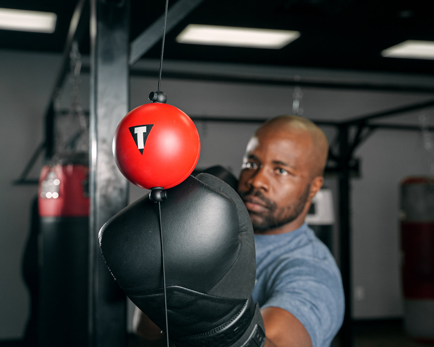 variant:lifestyle::TITLE Boxing Quick Puncher 2.0 boxer punching the ball
