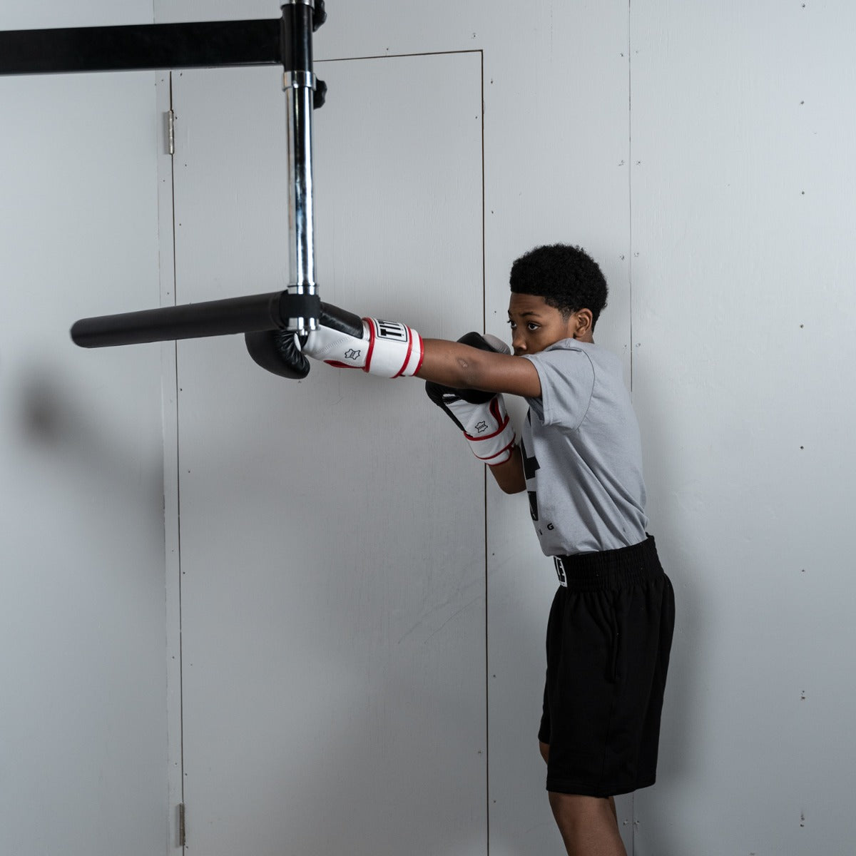 variant:lifestyle::TITLE Boxing Rapid-Reflex Bar boxer hitting the reflex bar