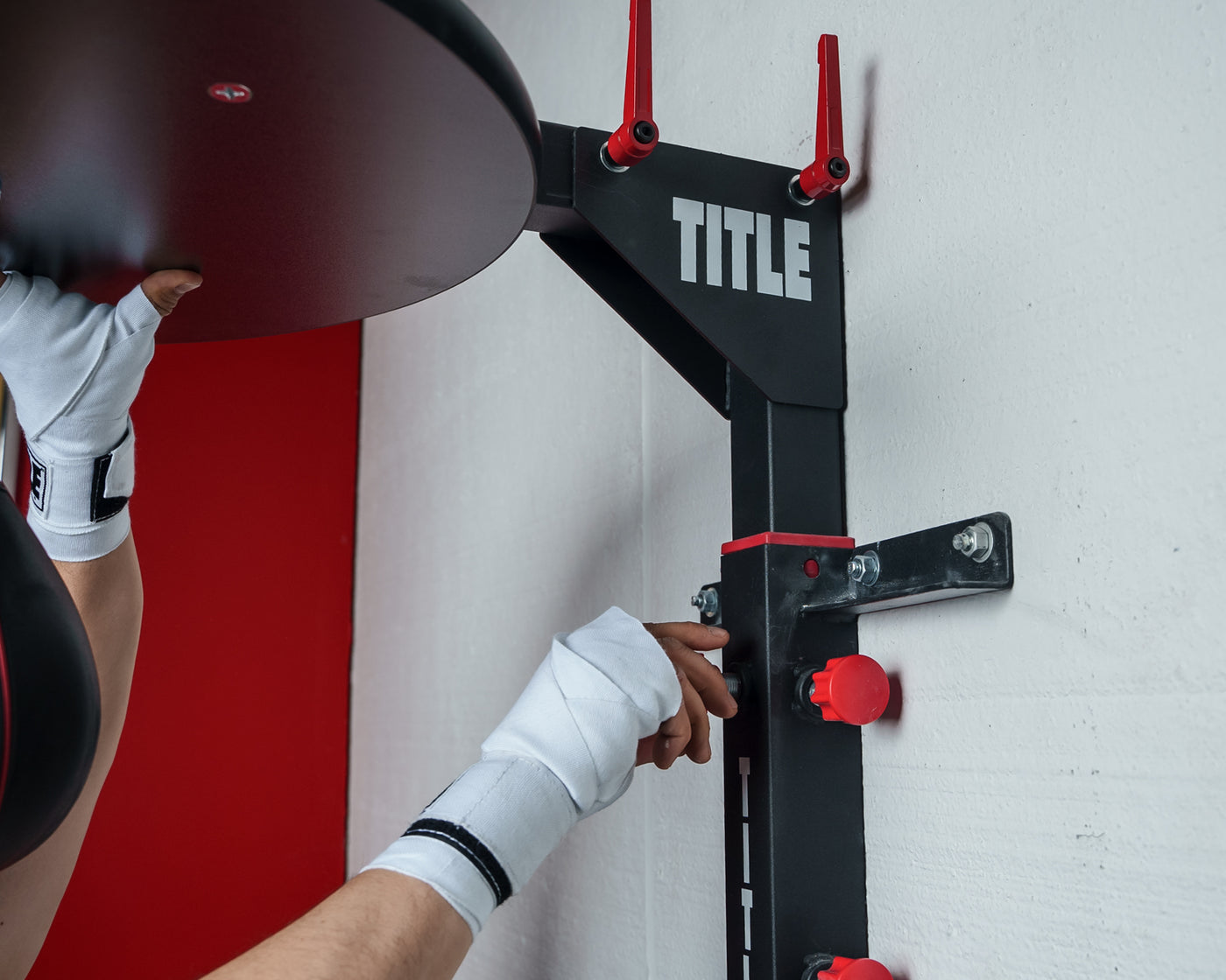 variant:lifestyle::TITLE Fold-Away Adjustable Speed Bag Platform 2.0 adjustment knob view