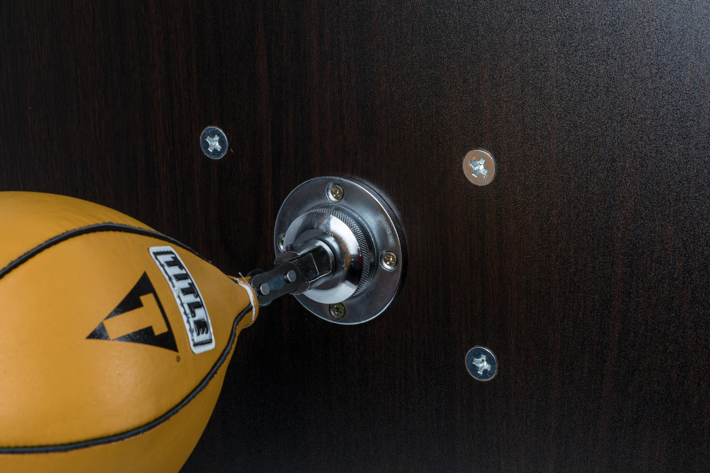variant:lifestyle::TITLE Boxing Forged Steel Pro Speed Bag Platform close up of swivel
