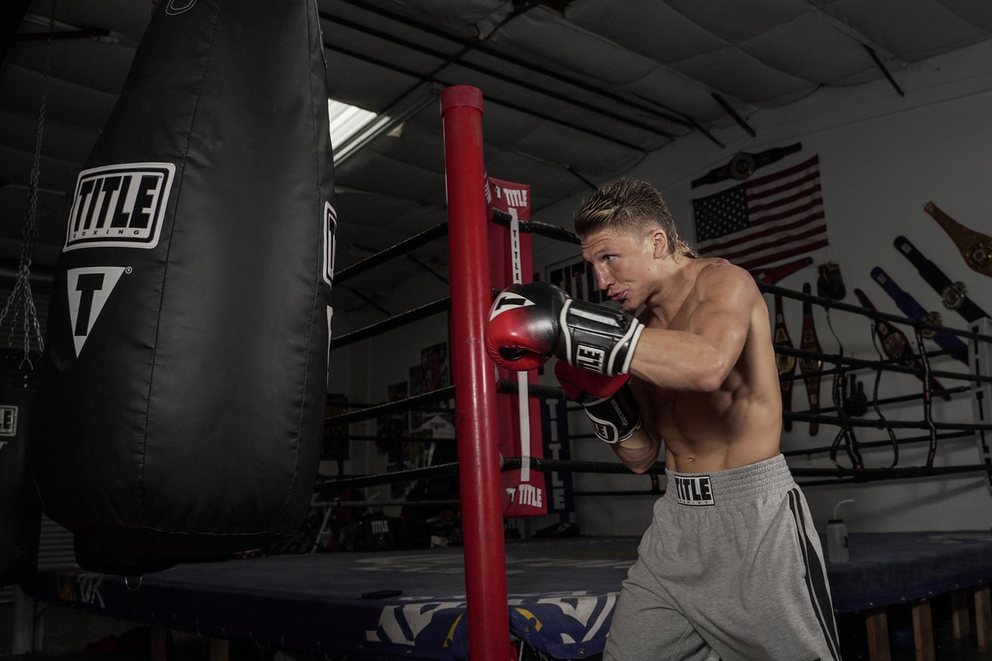 variant:lifestyle::TITLE Boxing Speed-Trax Weighted Bag Gloves man training with gloves