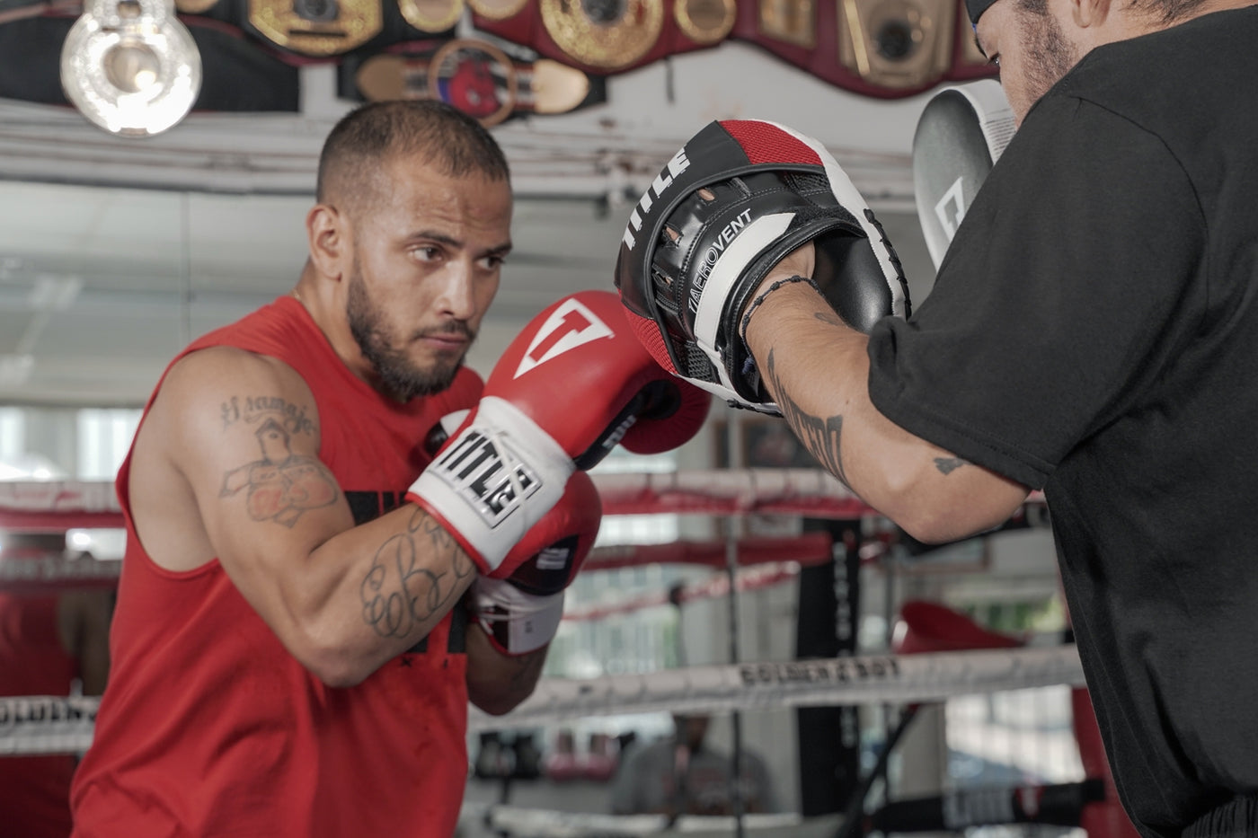 variant:lifestyle::TITLE Boxing Aerovent Excel Incredi-Mitts 2.0 coach and close up on boxer