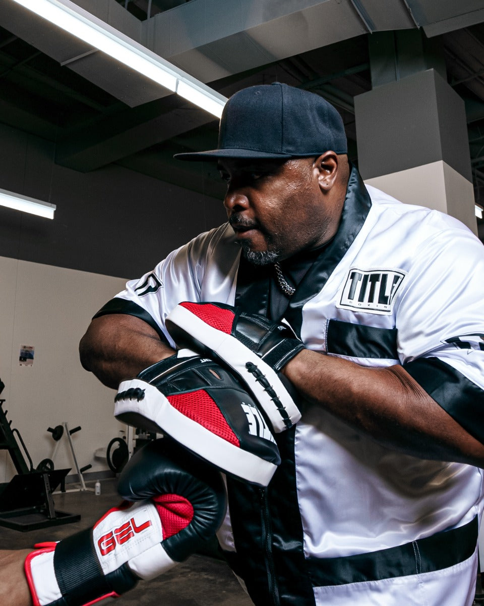 variant:lifestyle::TITLE Boxing Aerovent Excel Incredi-Mitts 2.0 coach cross over