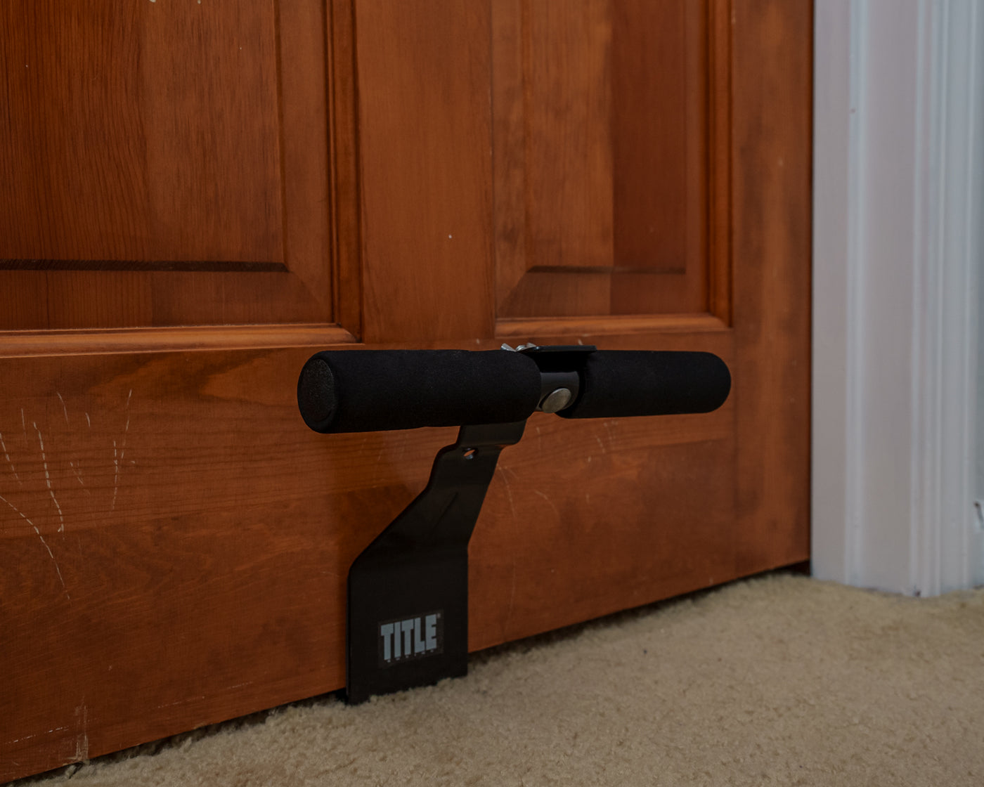 variant:lifestyle::TITLE Boxing Adjustable Doorway Sit-Up Bar 2.0 in a door frame