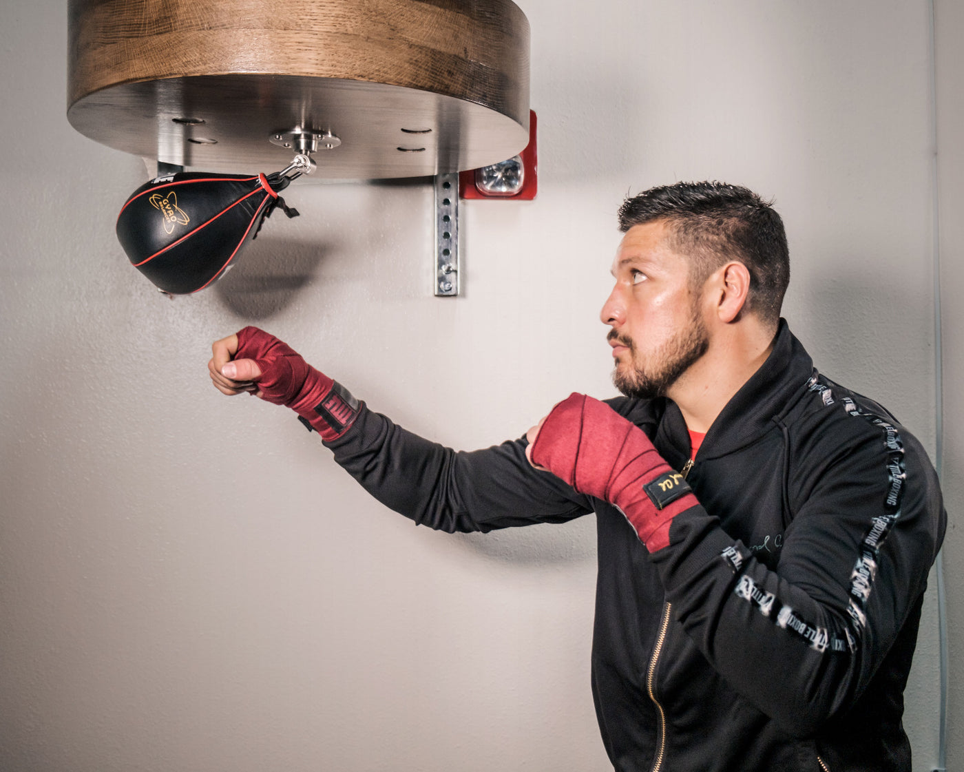 variant:lifestyle::TITLE Boxing Gyro Balanced Leather Speed Bag man punching speed bag