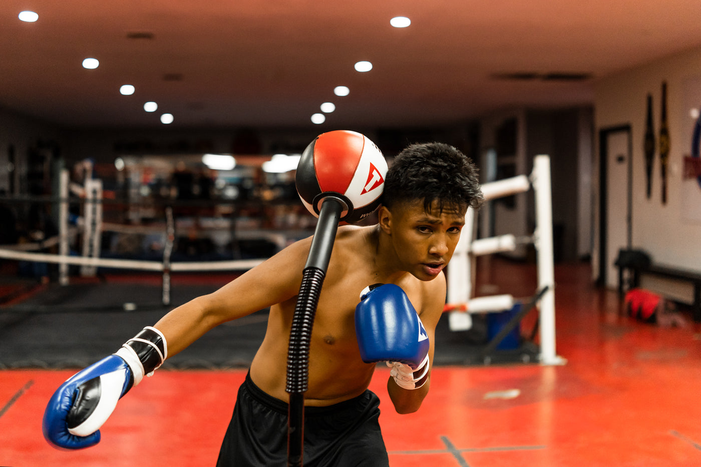 variant:Black/White/Red::TITLE Boxing Deluxe King Cobra Reflex Bag right shoulder
