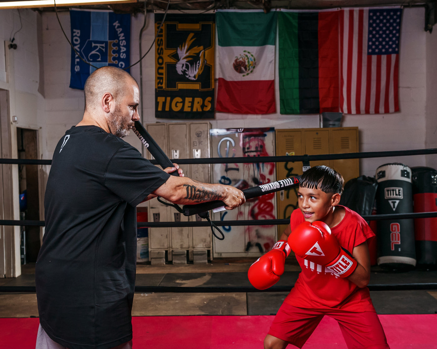 variant:lifestyle::TITLE Boxing Precision Training Sticks 2.0 coach with kid