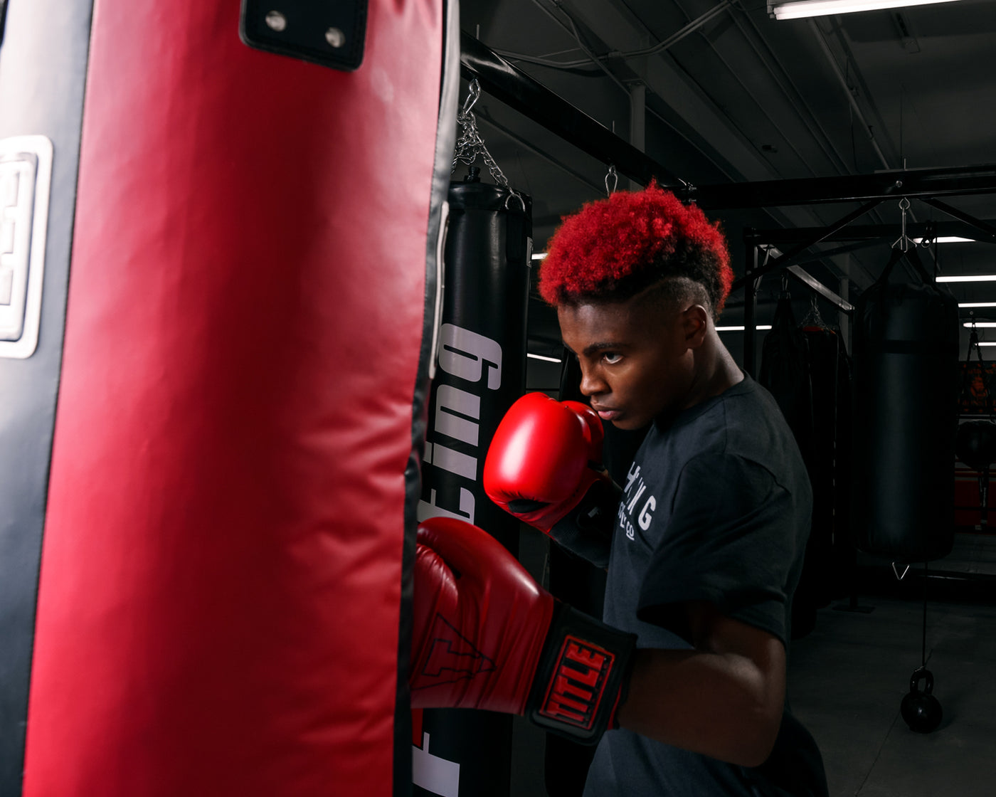 variant:lifestyle::TITLE Boxing Synthetic Leather Heavy Bag (Unfilled) man posing with bag