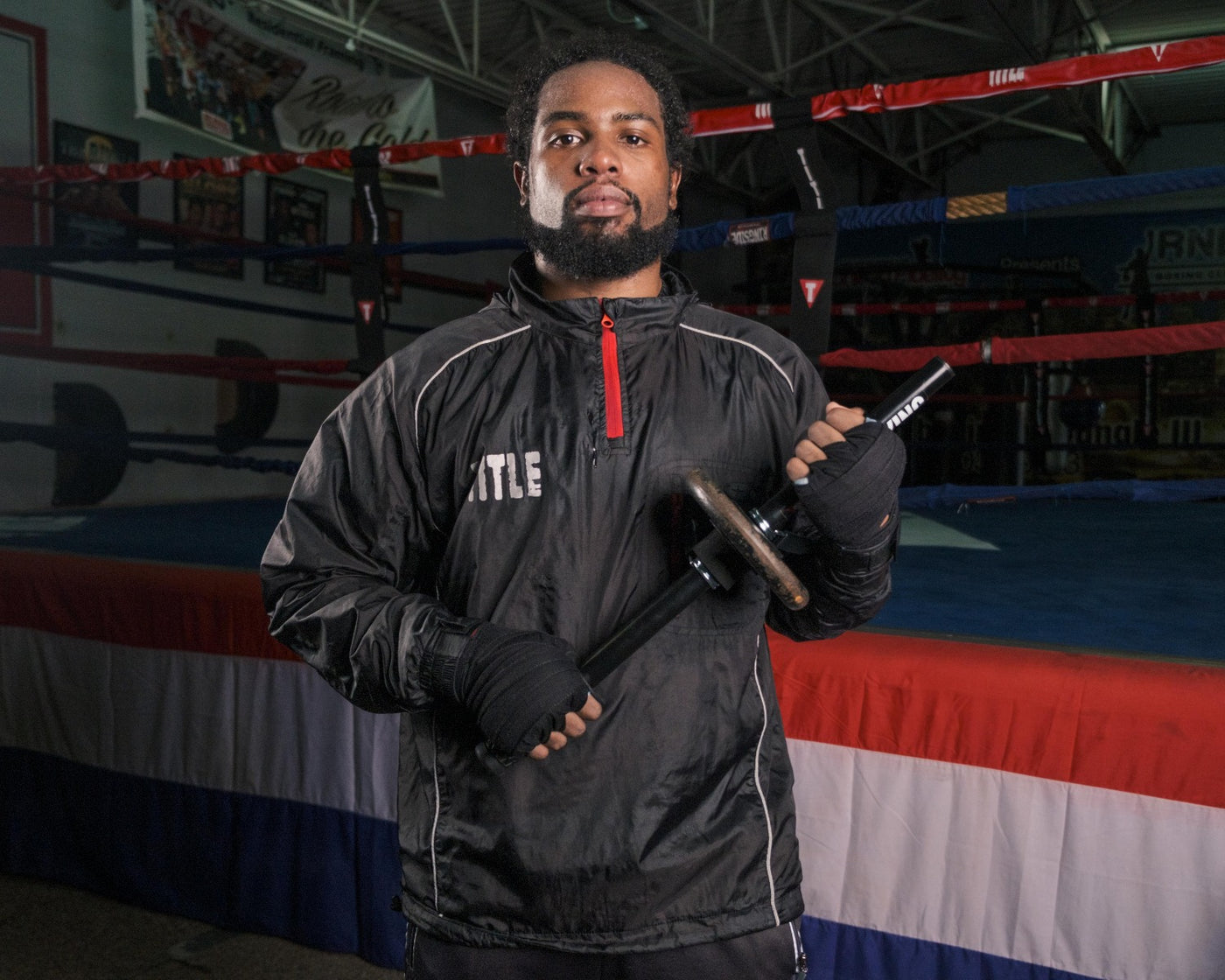 variant:lifestyle::TITLE Boxing Wrist Power Bar in a boxing gym